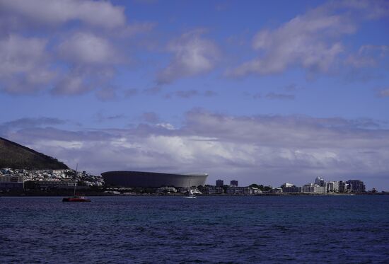 Hier das Stadion, welches anlässlich der Fußball WM 2010 erbaut wurde. Es hat eine Kapazität von 68.000 Zuschauern.