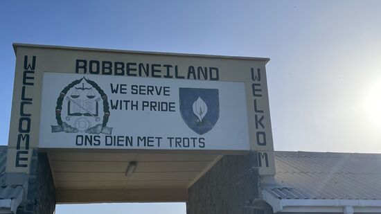 Robben Island - vielen bekannt durch Nelson Mandela.
Die Insel liegt in der Tafelbucht und ca. 6,9 km vom Festland entfernt.  Die Insel ist 507 ha groß und bereits im 17. Jahrhundert wurde die Insel als Strafkolonie genutzt. Ihre entfernte Lage im Atlantik und die starken Strömungen der Kapregion machten eine Flucht von der Insel unmöglich. Im 19. uns 20. Jahrhundert wurde die Insel auch für Lepra-Kranke genutzt. Kapstadt war damals schon eng besiedelt und deshalb wurden die Lepra-Kranken hierher gebracht.