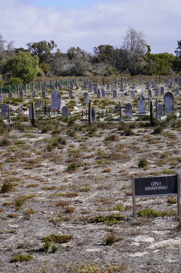 Die meisten Lepra-Kranken haben die Insel nie mehr verlassen. An mehreren Stellen wurden Friedhöfe angelegt. Die Lepra-Kranken wurden übrigens nach Mann und Frau getrennt. Selbst wenn es Familien waren. Auch auf den Friedhöfen wurden die Geschlechter getrennt.