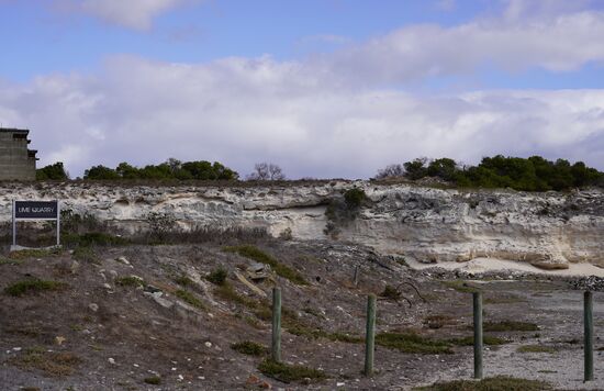 Robben-Island galt als Vorhof zur Hölle. Hier zu sehen ein Steinbruch, in dem die Gefangenen arbeiten mussten. Die Arbeit war schwer und der geförderte Kalk hat die Augen der Arbeiter zerstört. Aber die harte Arbeit war immer noch besser als eine Isolationshaft.