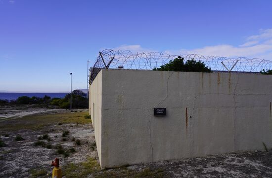 Auf der Insel gab es mehrere Gefängniss-Sektoren. Während der Zeit der Apartheid (1940 bis 1980) gab es die Bereiche A, B, C - das waren verschiedene Schwere-Grade politisch Gefangener.