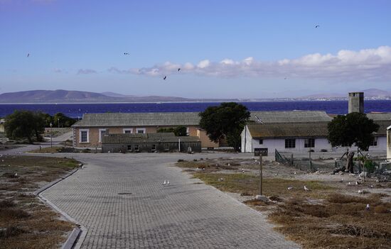 Bei der Apartheid ging es um die staatlich vorgegebene Rassentrennung der weißen Minderheit und der schwarzen Mehrheit. Gegner dieser Trennung - Nelson Mandela war der bekannteste Insasse - wurden hier auf die Insel gebracht mit der Zielsetzung, ihren Willen zu brechen und den aufkommenden Widerstand im Keim zu ersticken.,