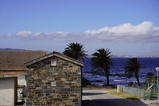 Auf der Insel sind heute noch die Gebäude aus der Nachkriegszeit vorzufinden.