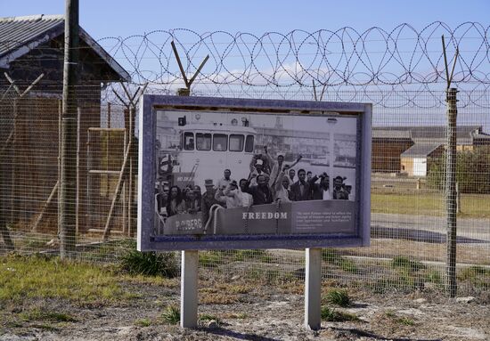 Dieses Schild ist zum Gedenken, der Anfang der 90er Jahre begnadigten Insassen.