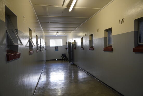 Hier ist eines der Gebäude, in denen die Gefangenen eingesessen haben.