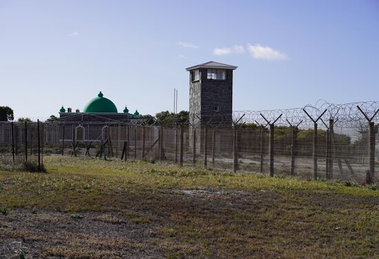 Zwischen den zwei Zäunen liefen deutsche Schäferhunde, die darauf geachtet haben, dass niemand ausbricht.