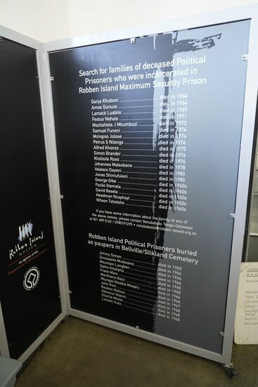 Barr zeigt uns eine Tafel, auf der die Namen politischer Häftlinge stehen, die hier gestorben sind.