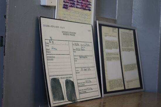 Das hier sind die Häftlingskarten. Jeder Häftling bekam eine Nummer und er wurde nur noch mit dieser Nummer angesprochen.