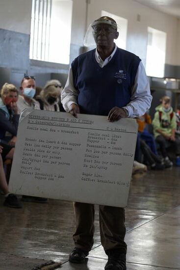 Barr erzählt uns viel über den Alltag in diesem Gefängnis und was möglich war und was nicht. Nelson Mandela hatte durch seine sehr ruhige und besonnene Art ein Händchen dafür, mit den Wächtern gewisse Erleichterungen zu erreichen. So hat er durch Einführung von Akkord-Arbeiten im Steinbruch erreicht, dass die Gefangenen miteinander sprechen durften. er erreichte, dass die Gefangenen Zeitungen und Bücher erhielten. Er erreichte, dass sie studieren konnten und auch Abschlüsse machten konnten. Leider gab es immer wieder Rückschläge. Einigen der weißen Wächter gefiel es überhaupt nicht, dass Schwarze gebildet sind. Mandela macht sich immer wieder stark für die Gefangenen. Nach verschiedenen Aufständen in Soweto, bei denen Schwarze gegen die Apartheid demonstriert haben, wurde Mandela in Isolationshaft gesteckt. Als Kopf der ANC schrieb man ihm zu, dass er dafür verantwortlich sei. Nelson wurde zum Nationalheld, weil er sich aus der Haft heraus für die Rechte der Schwarzen einsetzt.