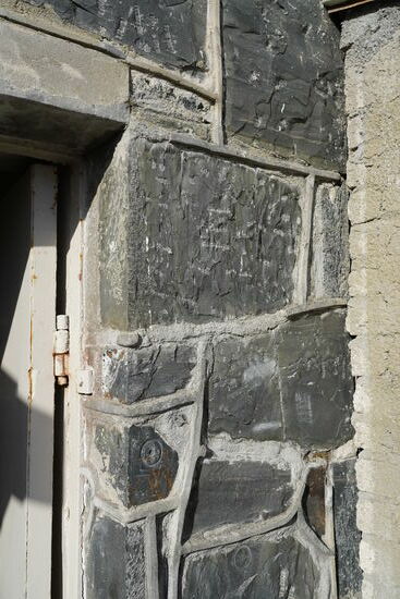 Mit der Hand mussten die Gefangenen diese Steine bearbeiten.