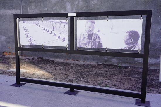 Wir kommen in den Block, in dem Nelson Mandela eine Zelle hatte und schauen uns zunächst den Innenhof an.