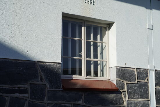 Und hinter diesem Fenster befindet sich die Zelle von Mandela.