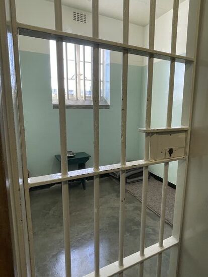 4 qm groß - mit einer Matte auf dem Boden -