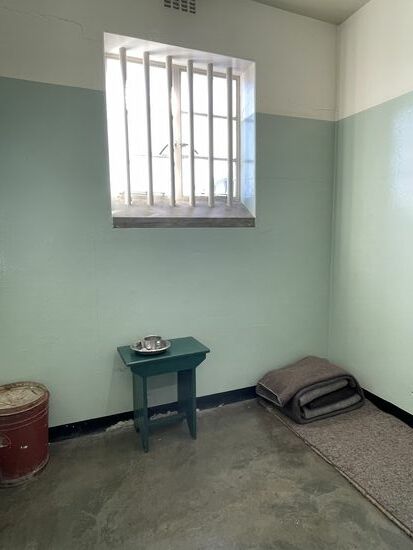 Links der Eimer als Toilette. 18 seiner 27 Jahre Haft hat Mandela auf Robben Island verbracht, Hier hat er auch seine Memoiren begonnen und hier hat er maßgeblich die Weichen gestellt, die Apartheid abzuschaffen. Als Kopf der ANC hat er aus der Haft heraus die Entwicklung Afrikas gestaltet. 
Seit 1994 stellt die ANC wieder die Regierung und Mandela war der erste schwarze Präsident von 1994 bis 1999. Zu Recht hat er den Friedensnobelpreis erhalten. Er starb  2013 mit 95 Jahren in Johannesburg.