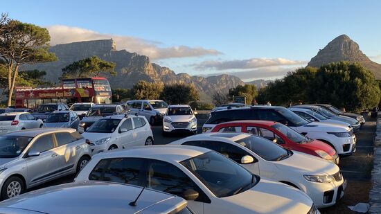 Es ist brechend voll!
Viele haben Pizzakartons in den Händen, parken am Sraßenrand und machen sich die restlichen Meter zu Fuß hinauf.
Auch der „ Hop on and off“ - Bus ist da