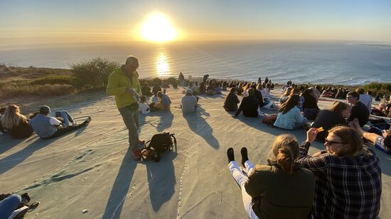 Hier ist richtig viel los—es liegen Matten, sodass man auch gut sitzen kann