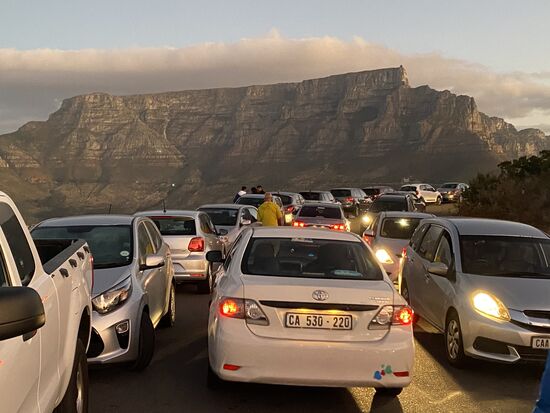 Nun sind auch reichlich Ordnungshüter vor Ort, welche etwas Ordnung ins Chaos bringen—man muß sich vorstellen, dass hier noch viele Autos umdrehen
