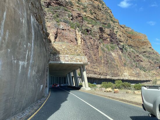 Heute geht es in die Kapregion: wir fahren zum Kap der guten Hoffnung.
Wir nutzen nicht die kürzeste Strecke, sondern die schönste:  Chapman’s Peak Drive. Wohl eine der schönsten Küstenstraßen der Welt. Die Straße wurde zwischen 1915 und 1922 erbaut, ist 10 km lang, hat 114 Kurven und die Fahrbahn liegt 150 Meter über dem Wasser.