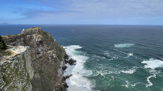 Vom Leuchtturm hat man eine tolle Aussicht auf die Kapspitze. Das Kap der Guten Hoffnung ist übrigens nicht der südlichste Punkt Afrikas, sondern der südwestlichste Punkt. Der südlichste Punkt liegt ca. 150 km entfernt und heißt Cape Agulhas. An dieser Stelle ist auch der geografische Punkt, wo sich der Atlantische und der Indische Ozean treffen.