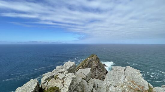 Hier der Blick auf die Kap Spitze. Auch wenn es nicht die südliche Spitze Afrikas ist, hat das Kap der Guten Hoffnung in der Schifffahrt eine besondere Bedeutung. Seit Bartolomeu Diaz 1488 auf der Suche nach einem Seeweg nach Asien das Kap als erster Europäer entdeckt hat, Ranken um das Kap viele Abenteuer. Díaz geriet in einen Sturm und nannte das Kap dann Kap der Stürme, südlichste Spitze Afrikas (fälschlicherweise) bzw. Kap, wo zwei Ozeane auf einander treffen.
Auch wenn alles nicht zutreffend war: die Seefahrer waren froh, wenn sie das Kap, welches häufig im Nebel lag und wo starke Stürme peitschten, umsegelt hatten. Dann hatten sie den schwierigsten Part ihrer Reise geschafft.