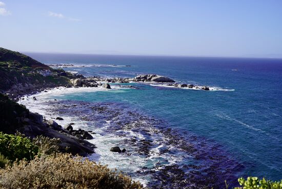 Übrigens sind am Kap der Guten Hoffnung in den letzten Jahrhunderten mehr als 3000 Schiffe gesunken und viele Zehntausende Seeleute verloren ihr Leben.
10 Jahre nach der Erstentdeckung des Kaps der Stürme durch Díaz ist Vasco da Gama die gleiche Route gesegelt. Mit ihm an Bord ein portugiesischer Forscher. Er war angetan von den Plänen Vasco da Gamas, eine neue Route von Europa nach Indien und den fernen Osten zu finden, um neue Handelswege zu erschließen. Er nannte das Kap „Cape of Good Hope“ - somit wurde der Name gefestigt.