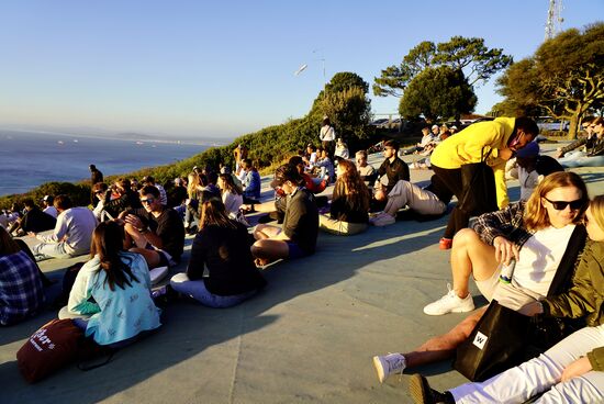 Wie ein Volksfest… bestimmt Hunderte haben sich hier zum Sunset eingefunden.