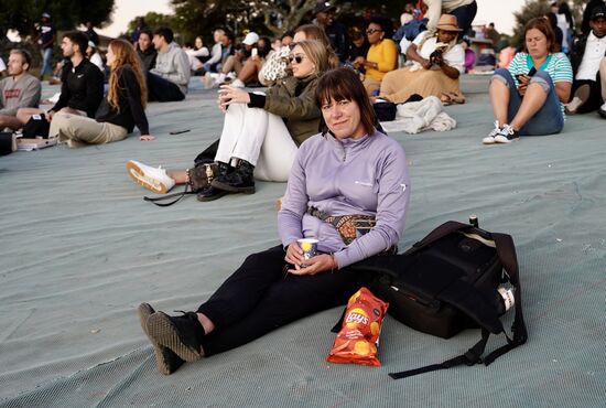 Wir haben uns auf dem Weg hierher noch eine Tüte Chips und eine Flasche Rotwein besorgt. Auch wenn Pappbecher nicht stilecht sind: der Wein war trotzdem gut.