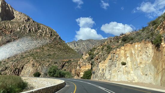 Könnte auch in Österreich sein..—wir befinden uns hier in „Karroo“—das ist die Halbwüstenlandschaft in Südafrika