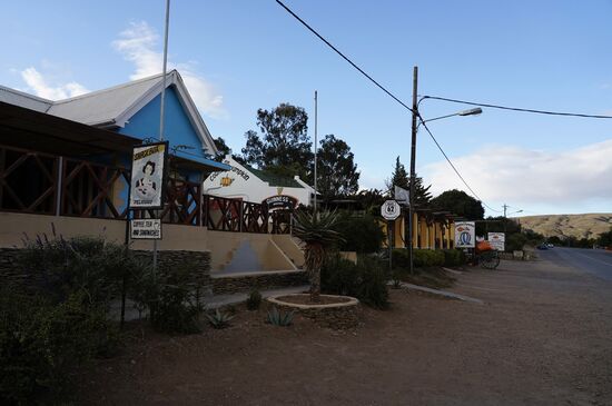 Und dieses Örtchen namens „Barrydale“ könnte in den USA liegen—ich war da noch nicht, aber Thomas meint das—Barrydale hat etwas über 4000 Einwohner