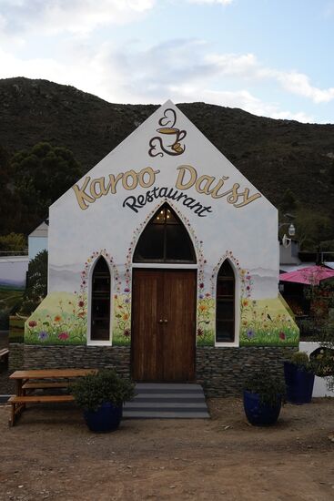 Viele urige Häuser und kleine Restaurants—wir schlendern durch den ausgestorbenen Ort—viele Lokale haben den Zusatz „Karoo“ wie auch unser Hotel und dieses kleine Restaurant