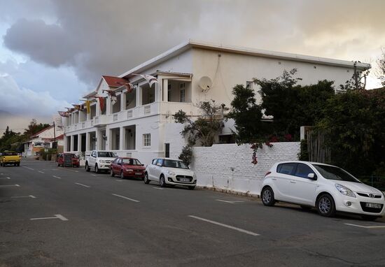 Unser Hotel—das „Karoo Art Hotel“. —in Barrydale
Ich würde es als Sehenswürdigkeit bezeichnen, da es innen wie ein Kunstmuseum ist