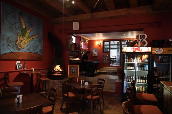 Hier ist die Zeit stehengeblieben—in der Bar ist etwas „Saloon“- Athmosphäre