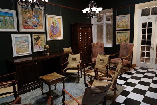 Der „Kartenraum/Bibliothek“ lädt zum Verweilen ein.