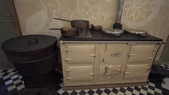 Man fühlt sich in eine andere Zeit versetzt. Der Küchenchef erzählt uns, dass er den Ofen gerne mit einbeziehen möchte, aber der Service war dagegen. Warum, hat sich ihm auch nicht erschlossen.
Auf jedem Fall versteht der Küchenchef sein Handwerk. Auch er hat in der Schweiz gearbeitet. Unser Abendessen war „sternewürdig“.