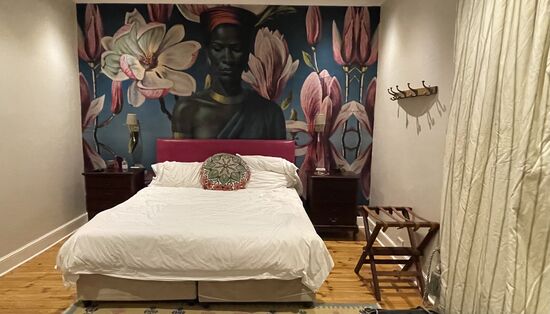 Hier gibt es keine Zimmernummern, sondern Namen—unter der Bettdecke ist eine Heizdecke versteckt—die kann man hier gut gebrauchen, denn es wird nachts empfindlich kühl