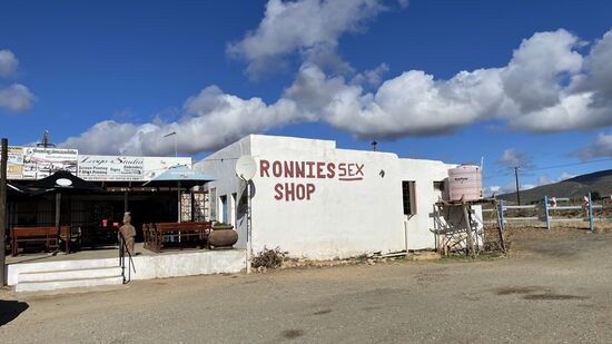 Nach ca 30km stoppen wir bei dem legendären „Unternehmen“ an der Route 62 hier
Hier gibt es alles, nur keinen Sex—Irgendwann hat mal einer seiner Kunden die Idee das Wort „Sex“ hinzuzufügen