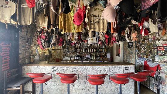 Ich habe ihn gefragt, wann er seinen ersten BH bekam und ob er sich noch an die Dame erinnert…es war vor ca 25 Jahren und er erinnert sich nicht an die Spenderin..