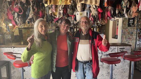 DAS sind 2 lustige Typen! Ronnies Frau kommt aus Schwaben und sie war SO glücklich mit uns mal wieder deutsch zu sprechen. Seit 18 Jahren war sie nicht mehr in Deutschland