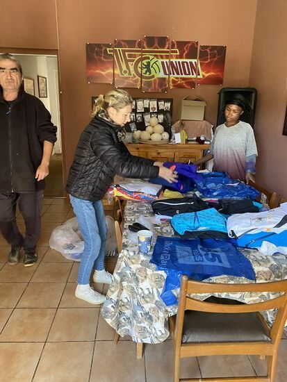 Ich dachte ja, das Thema Spenden ist für uns erledigt, aber weit gefehlt!
Carmen und Dario sammeln Kleidung von ihren Gästen, sortieren diese und verteilen sie in die umliegenden Dörfer. 
Das wird die Aufgabe für den Nachmittag, nachdem die Strauße gefüttert sind