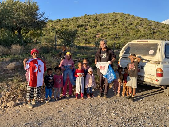 Viele Kinder werden beschenkt, wir fahren von Hütte zu Hütte, parken und Dario ruft die Namen