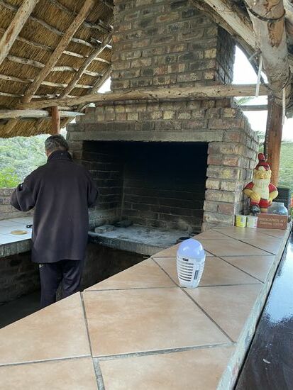 Dario schmeißt den Grill an—wir haben uns für den Grillabend angemeldet und es gibt (gekaufte) Straußensteaks.
Das Straußennest war übrigens in den letzten Jahren mehrfach Drehort verschiedener TV-Shows: „Holt mich hier raus“ als Australien gesperrt war, „Die schlimmsten Eltern der Welt“ - Außerdem waren viele Stars aus Berlin hier und haben, genau wie wir, eine ganz tolle Zeit hier verbracht.