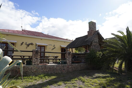 Das Haus von Carmen und Darius—im Moment ist es meist zu kühl um auf der Terrasse zu sitzen—es wird Winter in Afrika!