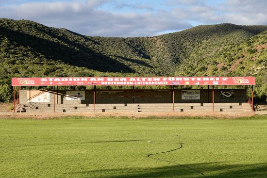 Dario zeigt uns stolz sein Projekt: er engagiert sich für die Kinder in den Dörfern und hat ihnen einen Fußballplatz gespendet.
Dario und Carmen sind Union Berlin Fans durch und durch. Sie kennen Eden in diesem Verein. Jeder kennt die Beiden. Union hat Benefiz-Spiele gemacht und Erlöse kamen hier nach Südafrika für das Projekt Fussball.
Und als langjähriger Fan von Union muss das Stadion auch den passenden Namen tragen: „An der alten Försterei“.