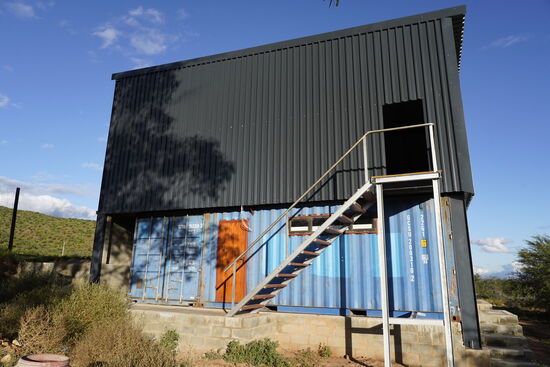 Hier ist eine nagelneue Tribüne entstanden, unten die Umkleiden für Spieler und Trainer. Dario trainiert selbst 3 Junioren-Mannschaften.