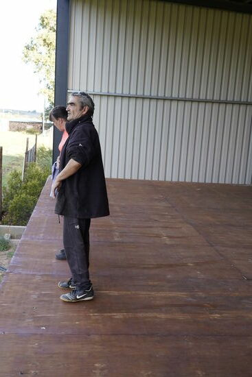 Alles durch Spenden heimischer Farmer und Geschäftsleute sowie Spender aus Deutschland. Noch ist die Bühne nicht fertig. Es fehlt noch etwas an Mitteln, aber Dario arbeitet dran.