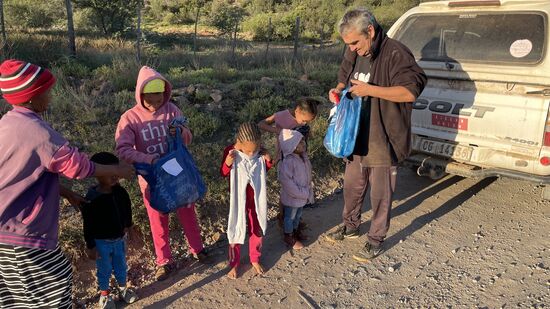 Nun gehts an das Verteilen der Kleiderspenden: Carmen hat für jede Familie Tüten gepackt. Es werden Fotos gemacht, damit die Spender sehen, dass ihre Sachen auch angekommen sind