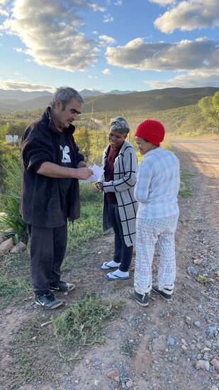 Dann hat Dario noch eine Aufgabe: er verteilt Geld—und zwar an die Frauen, die in Heimarbeit Schmuck und kleine Näharbeiten für die Gäste vom Straußennest basteln. Carmen verkauft die Sachen und Dario verteilt nun auch noch die Einnahmen