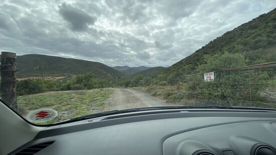Ungepflasterter Weg, aber gut befahrbar