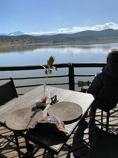 Wir frühstücken in der Lodge und genießen die schöne Terrasse am See