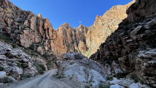 Immer wieder staunen wir über die gewaltigen Felsen